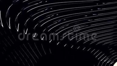 动态波浪运动中流动线的图形单色背景，黑色上白色。 动画。 白色窄条纹