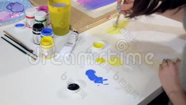 两名成年女子在<strong>艺术学校</strong>附近用彩色丙烯酸颜料作画