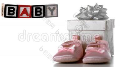 拼字宝宝掉在鞋盒和礼品盒旁边