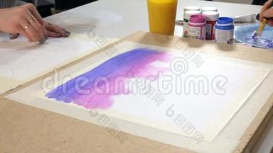 两名成年女子在艺术学校附近用彩色丙烯酸颜料作画