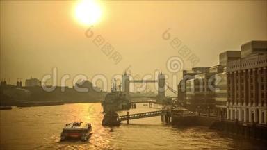 清晨在泰晤士河上<strong>流光</strong>溢彩，塔桥的<strong>背景</strong>