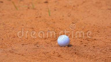 慢速高尔夫球手在沙坑上击球挥杆高尔夫球