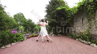 现代复古风格的新娘舞