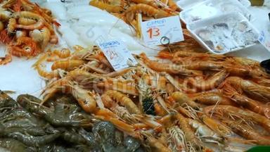 海鲜移动虾大龙虾和螃蟹在柜台市场，海鲜在市场拉利亚在巴塞罗那