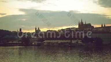 捷克共和国布拉格市<strong>夜景</strong>全景，城堡和伏尔塔瓦河为著名的旅游<strong>观光</strong>地标