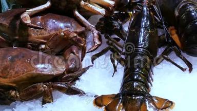 海鲜移动虾大<strong>龙虾和螃蟹</strong>在柜台市场，海鲜在市场拉利亚在巴塞罗那