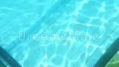 泳池里的蓝色水波荡漾的高清水