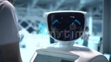 现代机器人技术。 机器人看着镜头对准人.. 机器人显示情绪。