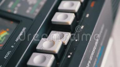 按下老式磁带录音机的<strong>播放按钮</strong>. 晶体管复古收音机。