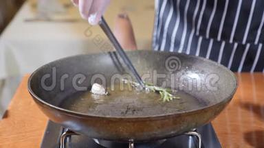 在餐厅的一个热煎锅上加入肝片的厨师烹饪弗拉姆贝式菜肴。 慢动作。
