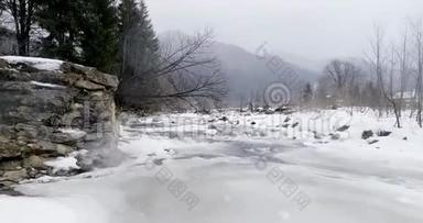 冰融化了——<strong>河水</strong>在<strong>流动</strong>。冬季喀尔巴阡山脉山河景观。