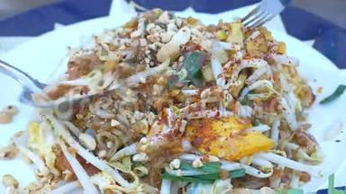 吃泰国炒米粉，配上鸡蛋和蔬菜