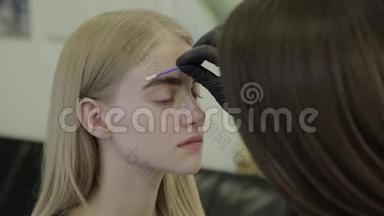 化妆师用天然染料进行眉毛染色，用指甲花进行调色，在美容院进行美容院。