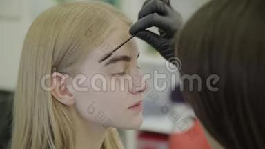 化妆师用天然染料进行眉毛染色，用指甲花进行调色，在<strong>美容院</strong>进行<strong>美容院</strong>。