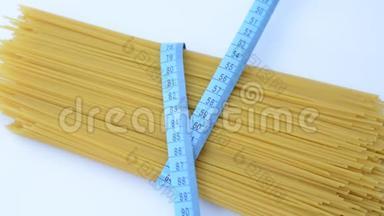 饮食<strong>减肥健身</strong>保健概念与测量磁带和意大利面。