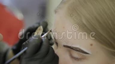 化妆师用天然染料进行眉毛染色，用<strong>指甲花</strong>进行调色，在美容院进行美容院。