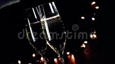 在黑色暗光背景下，两瓶带有金色气泡的<strong>香</strong>槟酒杯，新年气<strong>氛</strong>