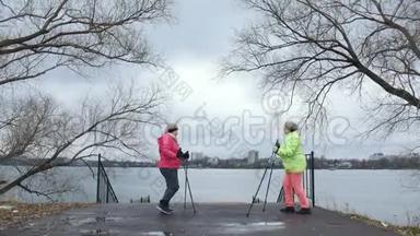 秋天公园里的一位老妇人在北欧散步前做热身运动