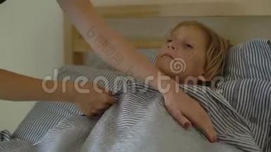 在床上生病的小男孩。 婴儿流感概念