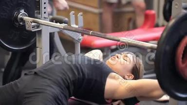 抬牛。 体育界的女人。 健身房。 那个女人仰着背举起<strong>重物</strong>。 培训。 他做运动