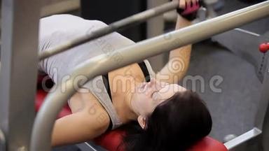 抬牛。 体育界的女人。 健身房。 那个女人仰着背举起<strong>重物</strong>。 培训。 他做运动