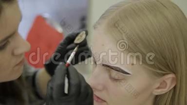 化妆师用天然染料进行眉毛染色，用指甲花进行调色，在美容院进行美容院。