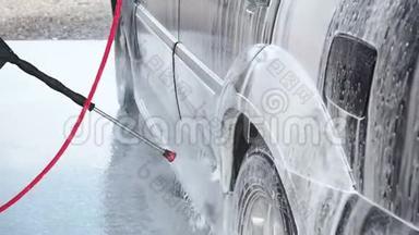 自助洗车过程慢动作视频。高压洗车机喷水