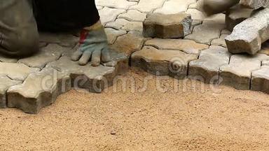 工人安装旧的鹅卵石块建造地面（时间推移）