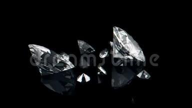 黑色背景下缓慢运动的大小钻石下落和<strong>旋转</strong>的抽象动画。 3d