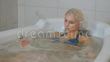 美丽的女人在水疗浴缸里放松