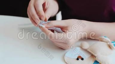 女人做盒子，装饰品，手工制作。 手工制作的。 盒子，字母和数字的制作.. 手工缝制。 项目