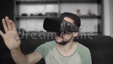 年轻留胡子的嬉皮士用他的VR耳机显示虚拟现实游戏或<strong>观看</strong>360<strong>视频</strong>，并试图