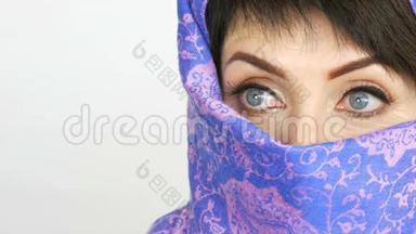 一位阿拉伯中年成年妇女的肖像，她有着不寻常的美丽的<strong>蓝色大眼睛</strong>，传统的睫毛很长