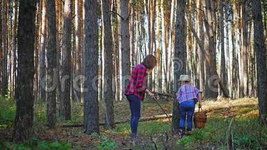 妈妈和小<strong>女儿</strong>在秋天的森林里上路.. <strong>一家人</strong>在森林里采集蘑菇和浆果