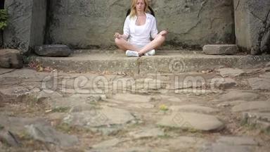 坐在石头上沉思的女人