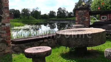 湖边石磨石制的桌子和长凳