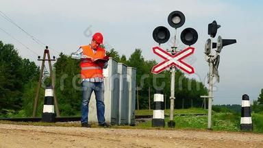 铁路工人靠近信号信标