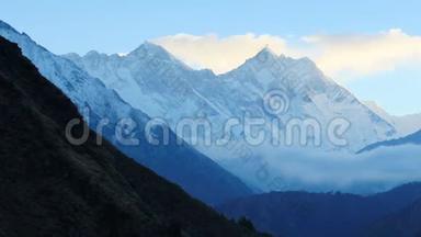 尼泊尔喜马拉雅山珠穆朗玛峰（8848Ð¼）日出时间