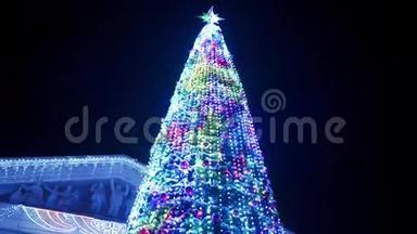 在大雪纷<strong>飞</strong>的冬夜，大圣诞树上装饰着发光的花环。 相机<strong>飞</strong>来飞去</strong>