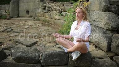 坐在石头上沉思的女人