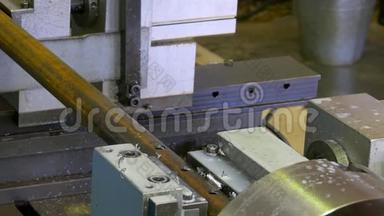 在工厂工业数控<strong>机床</strong>上钻孔金属铁。