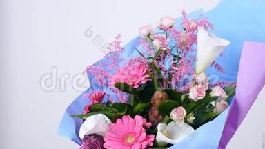 花，花束，白色背景上的旋转，花的组成包括粉红色的格伯拉，变形杆菌，愈伤组织，玫瑰花