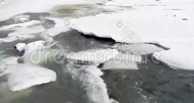 冰融化了——<strong>河水</strong>在<strong>流动</strong>。冬季喀尔巴阡山脉山河景观。