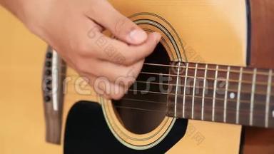 手弹声学吉他.