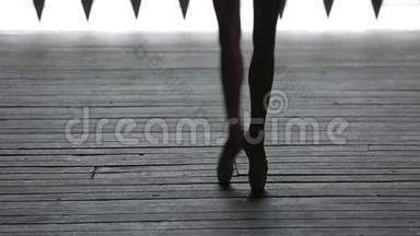 视频镜头优美芭蕾舞演员跳舞的脚