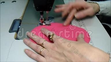 裁缝手握缝纫机的脚。 它显示了单一元素的缝纫