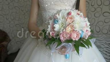 新娘视频花束白色玫瑰和蓝色花边
