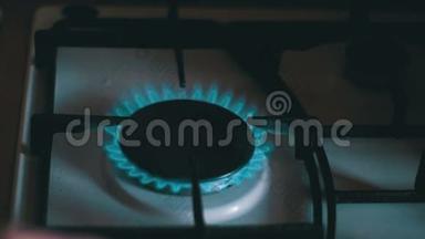 家庭厨房灶台上燃烧器的燃气点火。 慢动作