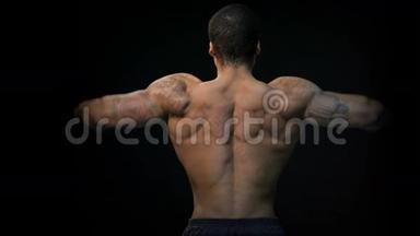 肌肉发达的健美背部