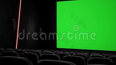 电影院内部有空白电影院<strong>屏幕</strong>，<strong>绿</strong>色<strong>屏幕</strong>和空座位。 电影娱乐